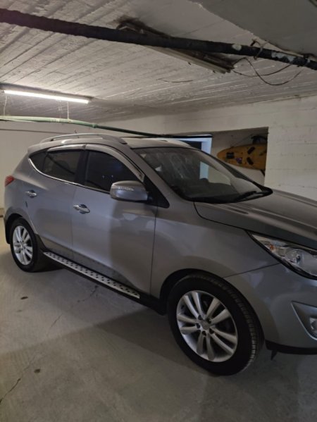 Shes SUV | Fuoristrad | Xhip Huyndai Tucson Nafte, gri e erret automatik Kondicioner 100.000 km 12.000 €