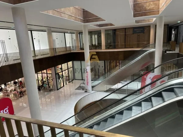 Tirane, jepet me qera ambjent biznesi Kati 1, 80 m² 1.600 € (Garden Building Residence, rruga e Kavajes)