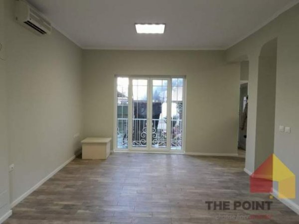 Tirane, jepet me qera zyre Kati 1, 190 m² 850 Euro (Rruga Naim Frasheri)