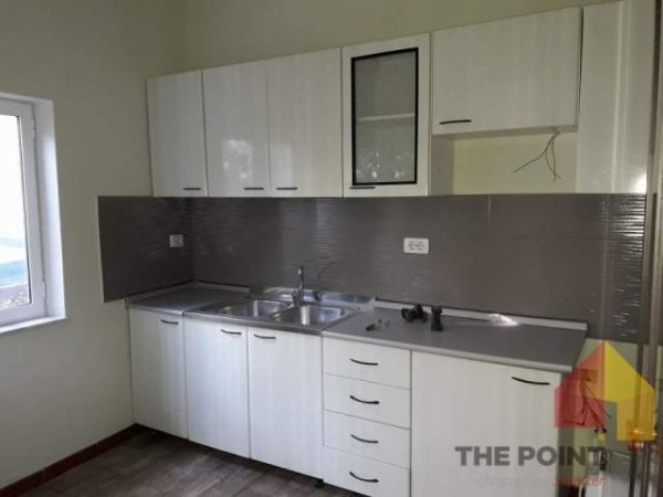 Tirane, jepet me qera zyre Kati 1, 190 m² 850 Euro (Rruga Naim Frasheri)