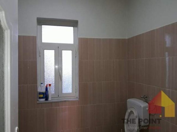 Tirane, jepet me qera zyre Kati 1, 190 m² 850 Euro (Rruga Naim Frasheri)