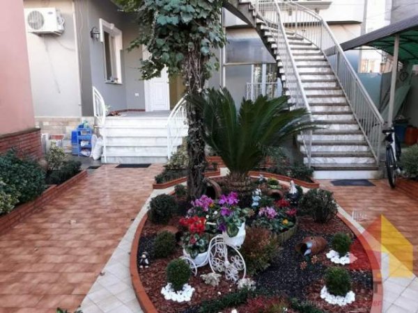 Tirane, jepet me qera zyre Kati 1, 190 m² 850 Euro (Rruga Naim Frasheri)