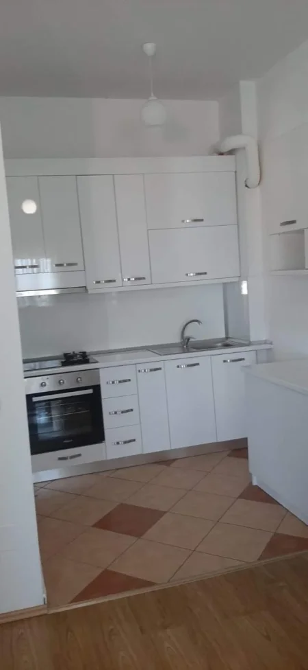 Tirane, jepet me qera apartament 2+1+BLK Kati 3, 85 m² 450 Euro (Rruga Pjeter Budi, afer ish shkolles Flabina)