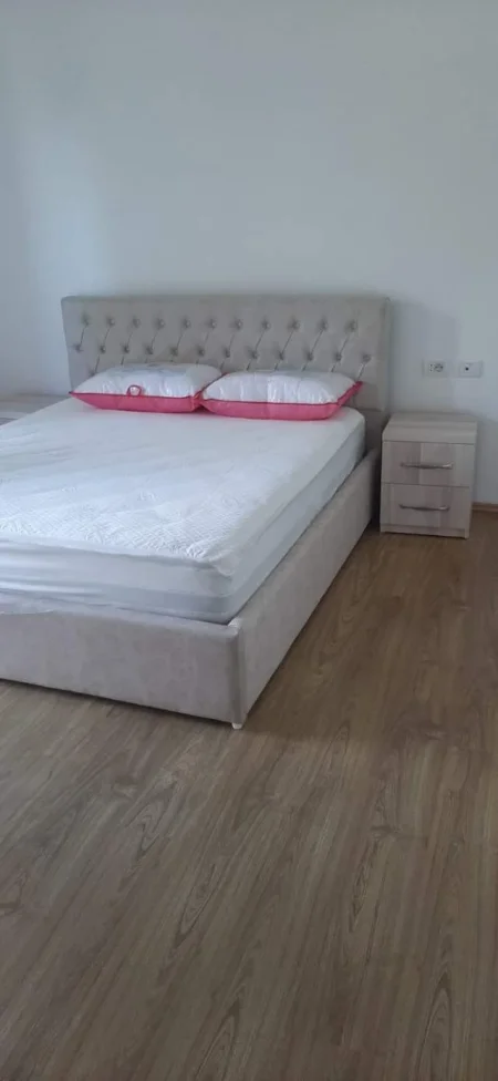 Tirane, jepet me qera apartament 2+1+BLK Kati 3, 85 m² 450 Euro (Rruga Pjeter Budi, afer ish shkolles Flabina)