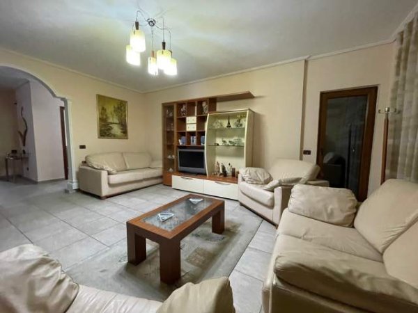 Tirane, jepet me qera apartament 2+1 Kati 10, 120 m² 700  (Pranë Ambasades Amerikane)