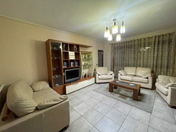 Tirane, jepet me qera apartament 2+1 Kati 10, 120 m² 700  (Pranë Ambasades Amerikane)