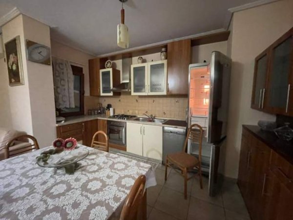 Tirane, jepet me qera apartament 2+1 Kati 10, 120 m² 700  (Pranë Ambasades Amerikane)