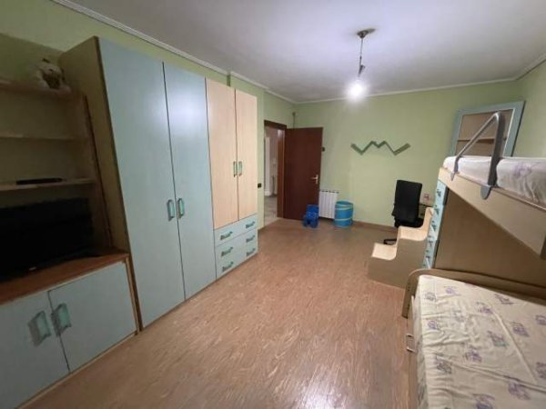 Tirane, jepet me qera apartament 2+1 Kati 10, 120 m² 700  (Pranë Ambasades Amerikane)