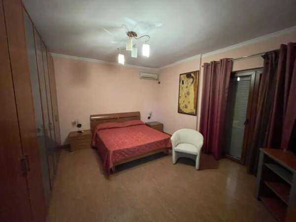 Tirane, jepet me qera apartament 2+1 Kati 10, 120 m² 700  (Pranë Ambasades Amerikane)