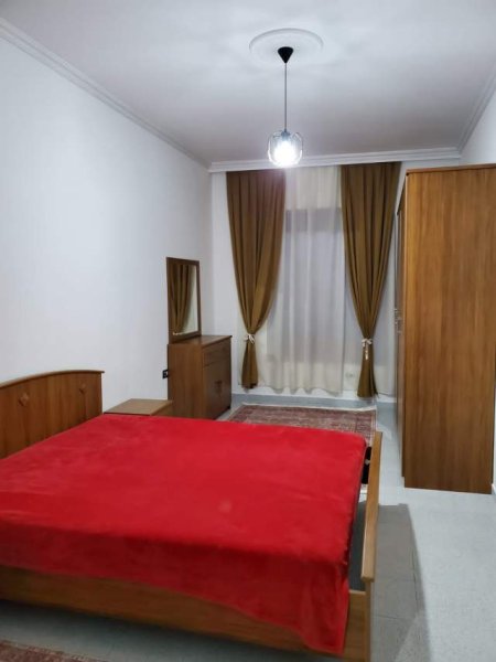 Tirane, jepet me qera apartament 1+1 Kati 1, 400 Euro (Ish stacioni i fundit i Tiranes se re)
