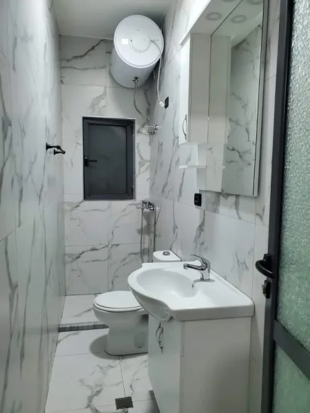 Tirane, jepet me qera apartament 1+1 Kati 1, 400 Euro (Ish stacioni i fundit i Tiranes se re)