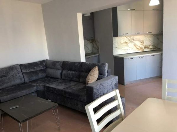 Tirane, jepet me qera apartament 2+1+BLK Kati 7, 85 m² 550 Euro (Rruga e Barrikadave)