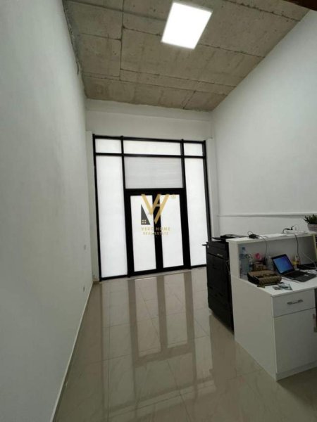 Tirane, jepet me qera zyre Kati 1, 140 m² 1.000 Euro (astir)