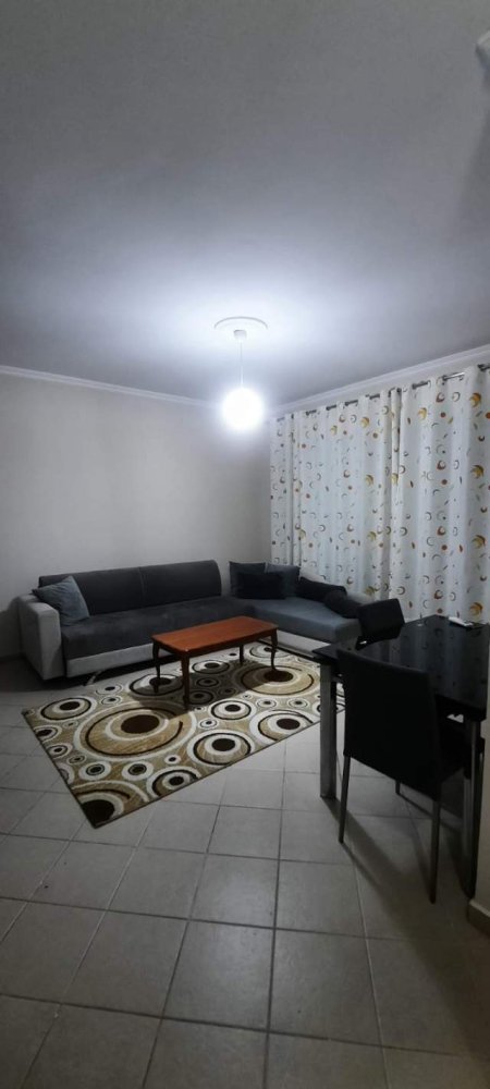 Tirane, jepet me qera apartament 1+1 65 m² 280 Euro (Rruga 3 deshmoret, Prane Big Market)