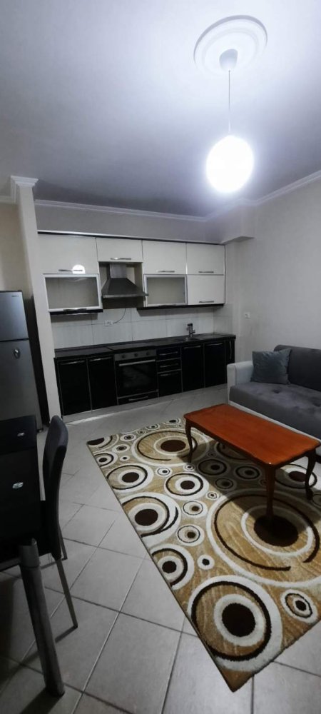 Tirane, jepet me qera apartament 1+1 65 m² 280 Euro (Rruga 3 deshmoret, Prane Big Market)