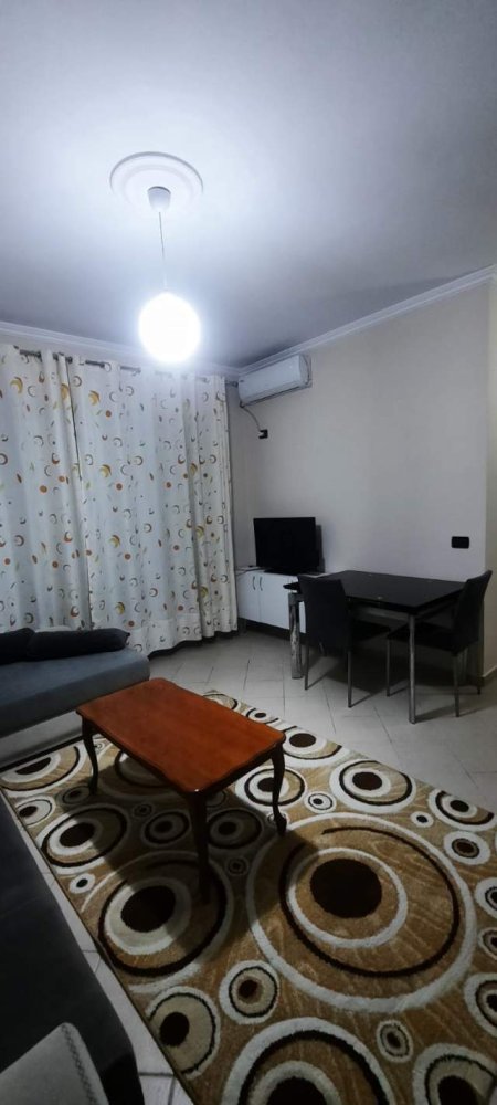 Tirane, jepet me qera apartament 1+1 65 m² 280 Euro (Rruga 3 deshmoret, Prane Big Market)