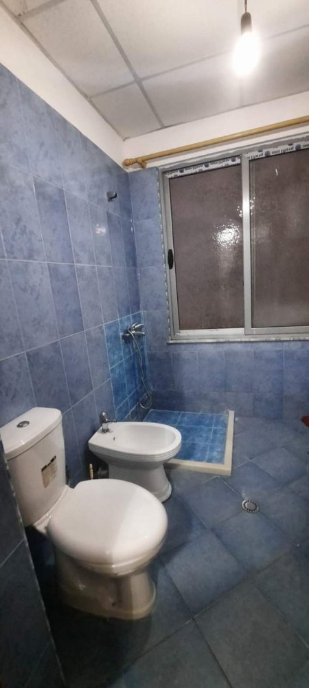 Tirane, jepet me qera apartament 1+1 65 m² 280 Euro (Rruga 3 deshmoret, Prane Big Market)