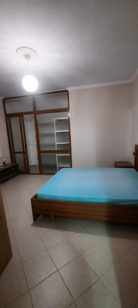 Tirane, jepet me qera apartament 1+1 65 m² 280 Euro (Rruga 3 deshmoret, Prane Big Market)