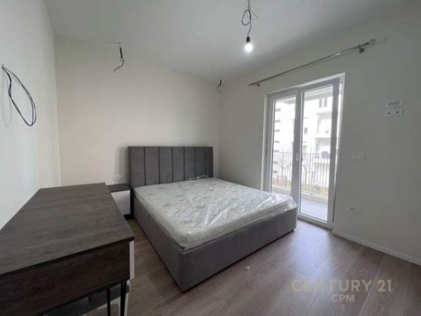 Tirane, jepet me qera apartament 3+1 1.000 Euro (liqeni i thate)