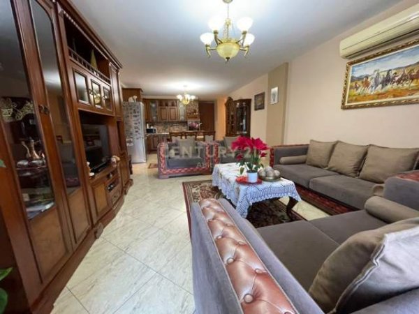 Tirane, jepet me qera apartament 2+1 Kati 1, 136 m² 500 Euro (Siri Kodra)