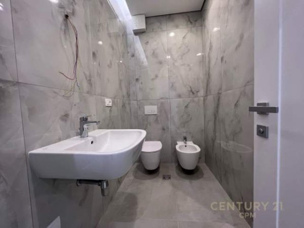 Tirane, jepet me qera apartament 3+1 1.000 Euro (liqeni i thate)