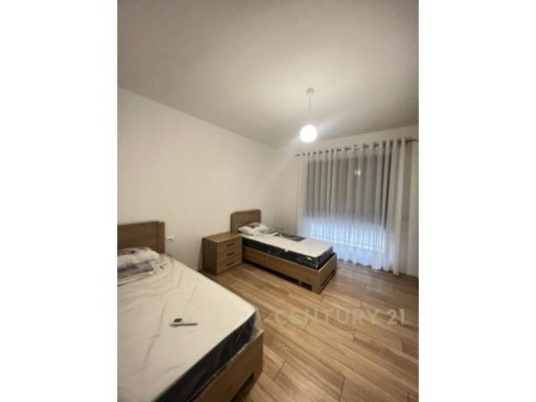 Tirane, jepet me qera apartament 2+1 Kati 1, 800 Euro