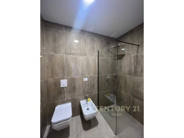 Tirane, jepet me qera apartament 2+1 Kati 1, 800 Euro