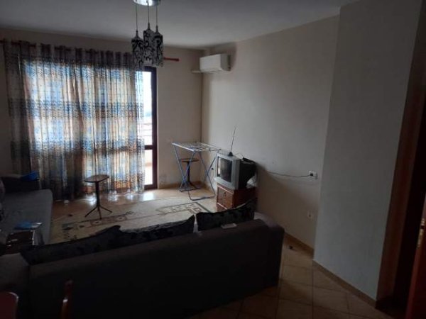 Tirane, jepet me qera apartament 1+1 Kati 8, 70 m² 350 Euro (Rr. Aleksander Moisiu)
