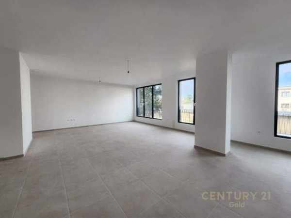 Tirane, jepet me qera zyre Kati 1, 136 m² 2.000 Euro (rruga Bardhyl)