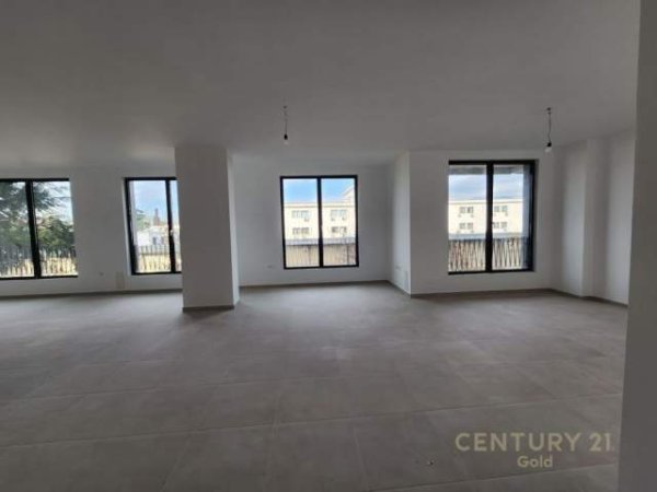 Tirane, jepet me qera zyre Kati 1, 136 m² 2.000 Euro (rruga Bardhyl)