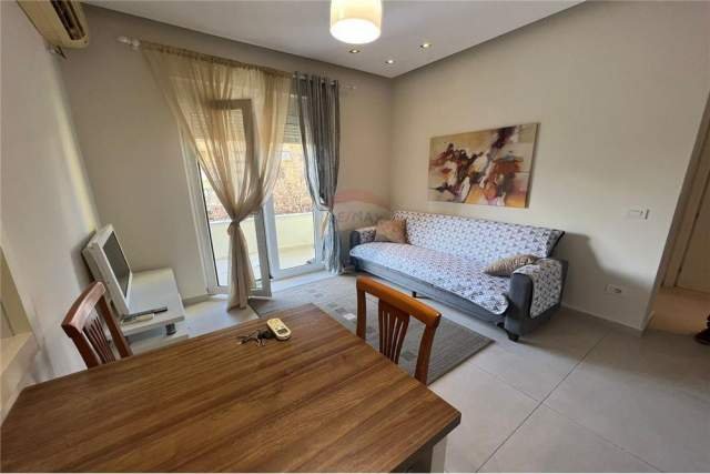 Tirane, jepet me qera apartament 2+1 Kati 3, 65 m² 530 Euro (Rruga e Durresit)