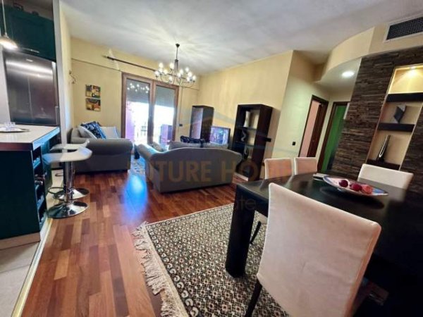 Tirane, jepet me qera apartament 2+1+BLK Kati 8, 105 m² 800 Euro (rruga e barrikadave)