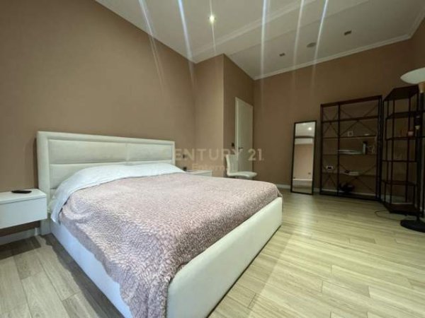 Tirane, Shitet Apartament: 2+1+2+ Garderobe (Yzberish) 142.000 Euro