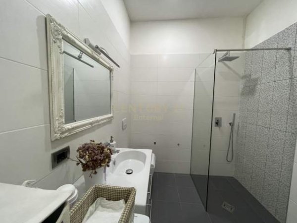 Tirane, Shitet Apartament: 2+1+2+ Garderobe (Yzberish) 142.000 Euro