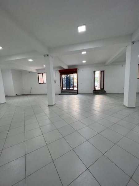 Tirane, jepet me qera ambjent biznesi Kati 0, 260 m² 1.500 Euro (mine peza)