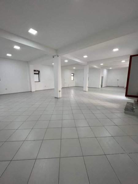 Tirane, jepet me qera ambjent biznesi Kati 0, 260 m² 1.500 Euro (mine peza)