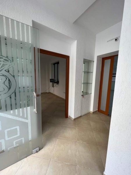Tirane, jepet me qera ambjent biznesi Kati 0, 260 m² 1.500 Euro (mine peza)