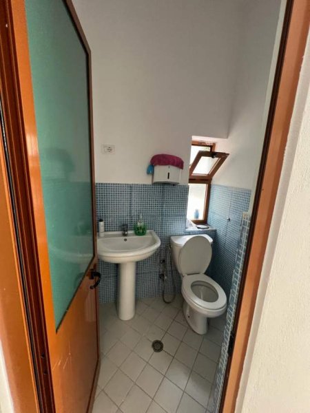 Tirane, jepet me qera ambjent biznesi Kati 0, 260 m² 1.500 Euro (mine peza)