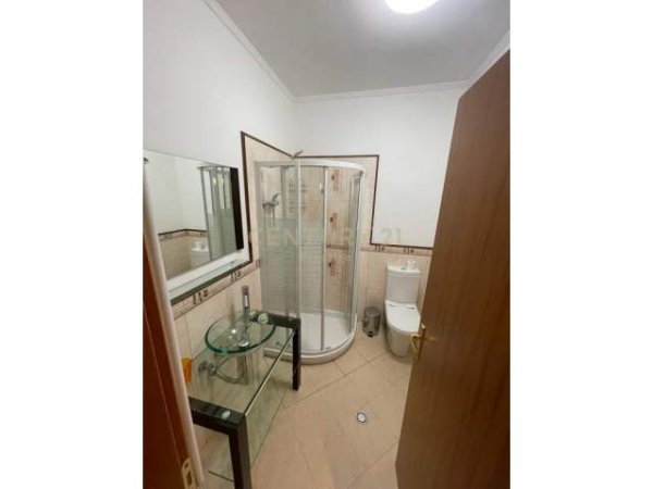 Tirane, jepet me qera apartament 2+1 900 Euro (liceu)