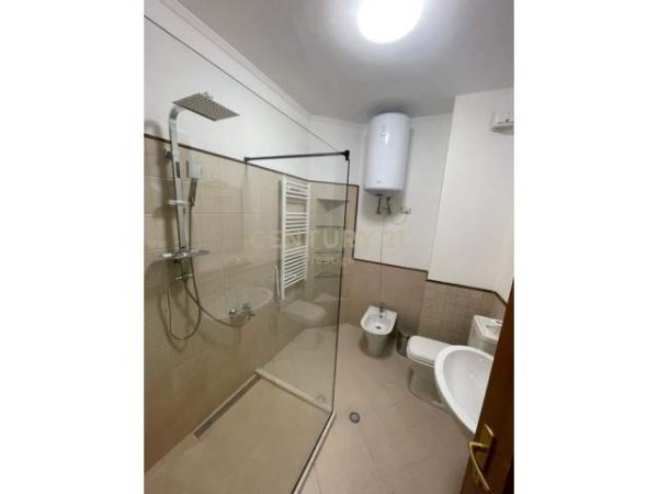 Tirane, jepet me qera apartament 2+1 900 Euro (liceu)