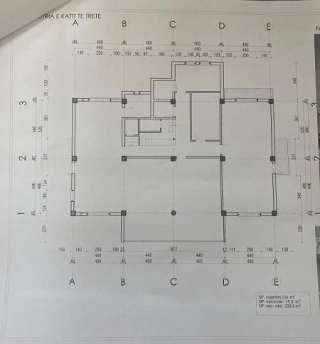 Tirane, jepet me qera ambjent biznesi 1.317 m² 5.000 Euro (Kinostudio)