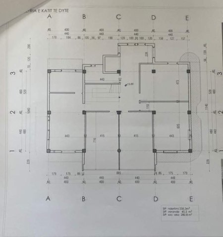 Tirane, jepet me qera ambjent biznesi 1.317 m² 5.000 Euro (Kinostudio)