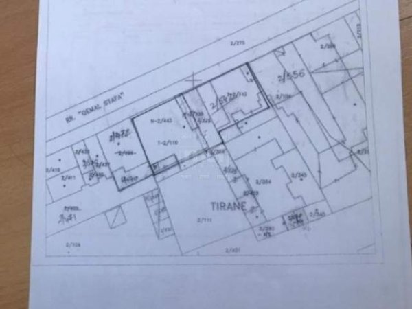 Tirane, jepet me qera dyqan 63 m² 1.000 Euro (Pazari i ri)
