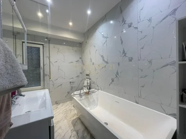 Tirane, shes apartament DUPLEX PENTHOUSE 3+1+3+ 2 POSTE PARKIM , 190 m² 500.000 EURO (Kodra e Diellit)