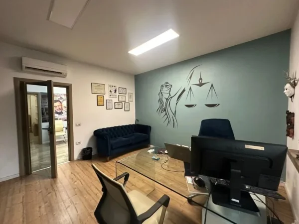 Tirane, jepet me qera ambjent biznesi Kati 2, 105 m² 1.200 € (bllok)