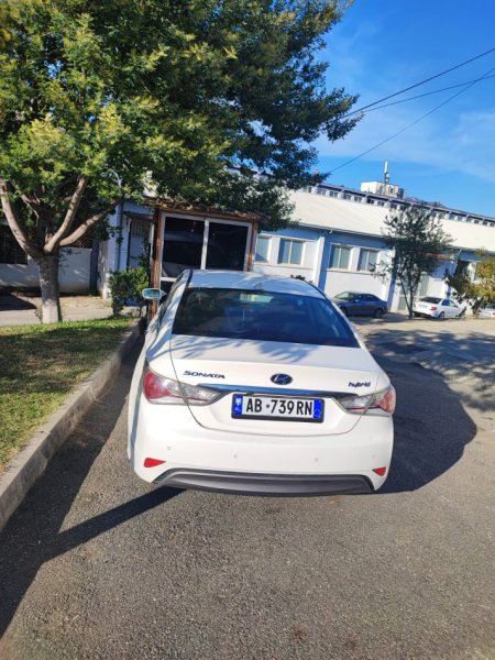 Tirane, shes makine Hyundai Sonata Hibride (benzine+elektrike) , automatik Kondicioner 71.000 km 9.000 €