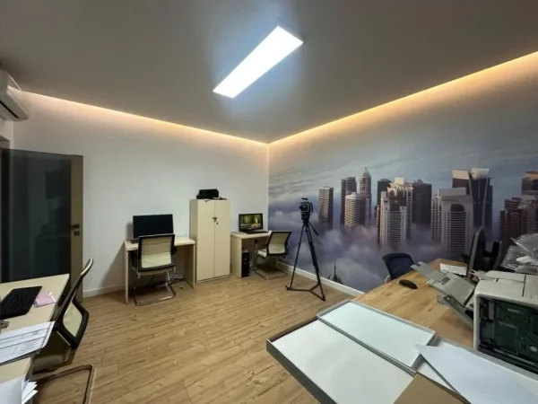 Tirane, jepet me qera zyre Kati 2, 105 m² 1.200 € (bllok)