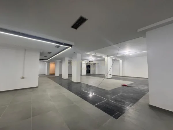 Tirane, jap me qera ambjent biznesi , 670 m² 5.882 € (Komuna e Parisit)