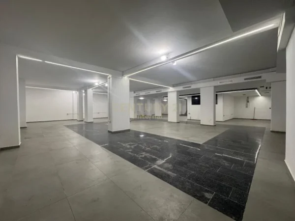 Tirane, jap me qera ambjent biznesi , 670 m² 5.882 € (Komuna e Parisit)