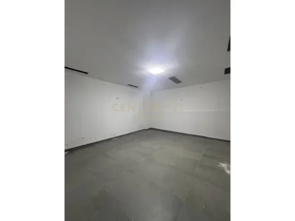 Tirane, jap me qera ambjent biznesi , 670 m² 5.882 € (Komuna e Parisit)